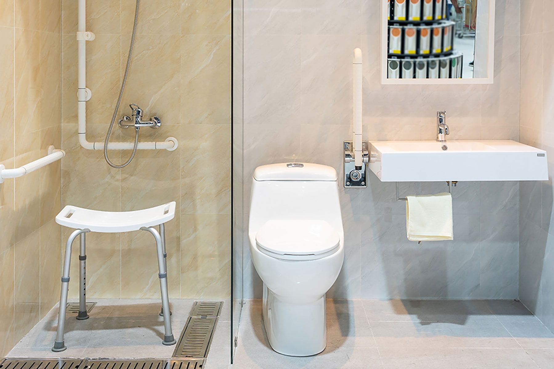 Seniorenbadezimmer mit Duschhocker und barrierefreier Dusche