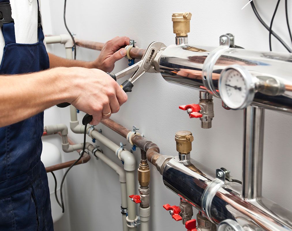 Heizungsinstallateur prüft eine Heizungsanlage